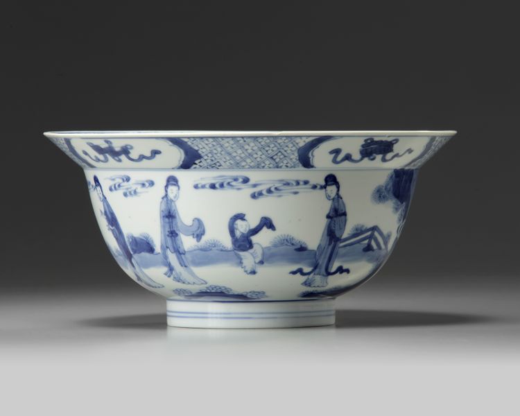 A Chinese blue and white 'klapmuts' bowl