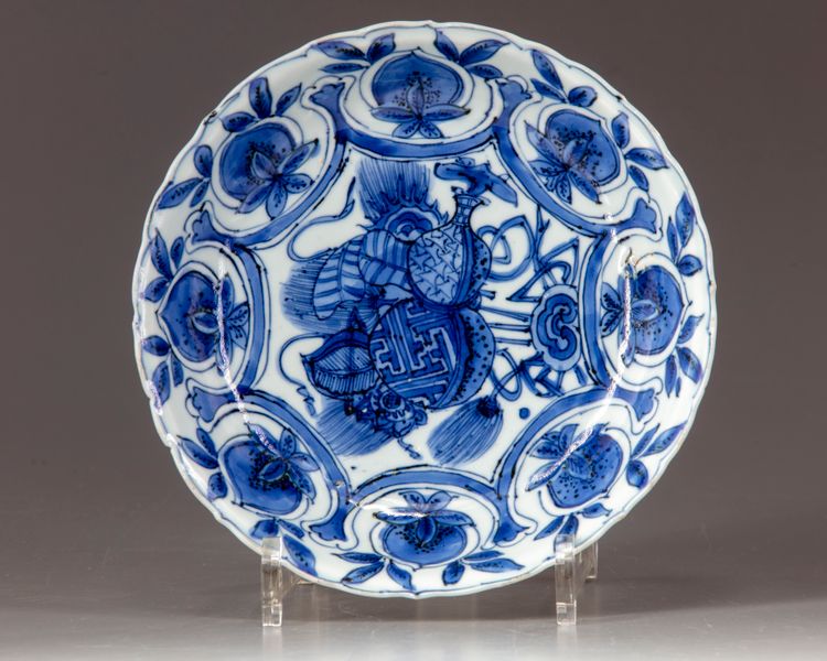 A CHINESE BLUE AND WHITE SCALLOPED RIM DISH, WANLI PERIOD (1573-1619)