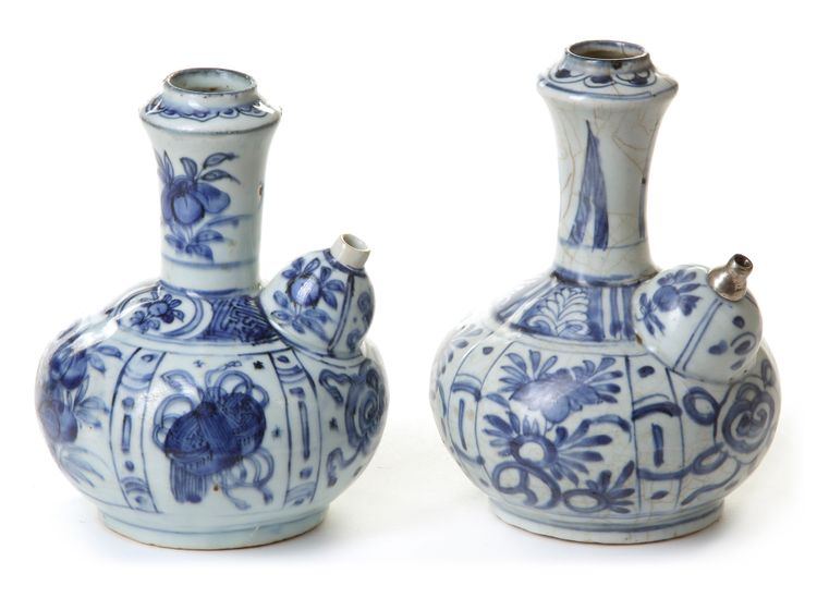 A PAIR  OF CHINESE BLUE AND WHITE KENDIS, WANLI PERIOD (1573-1619)