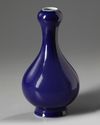A Chinese blue glazed garlic-head vase
