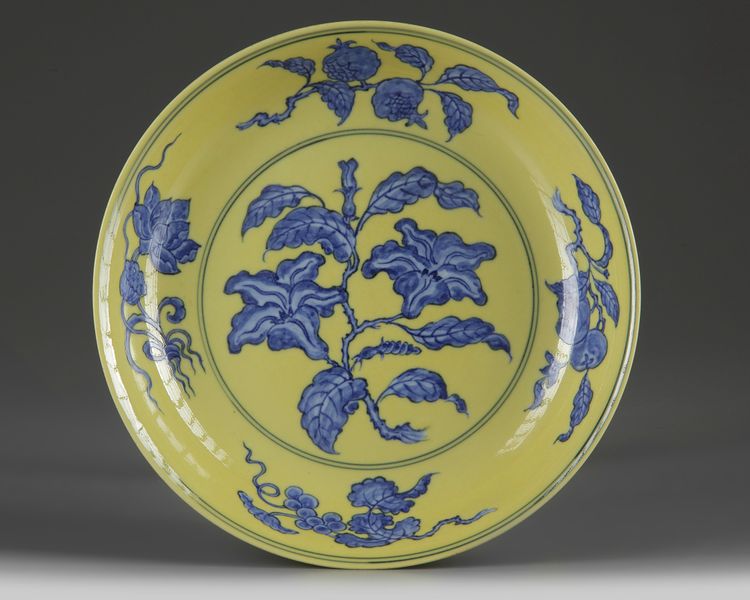 A Chinese yellow-ground blue and white 'gardenia' dish