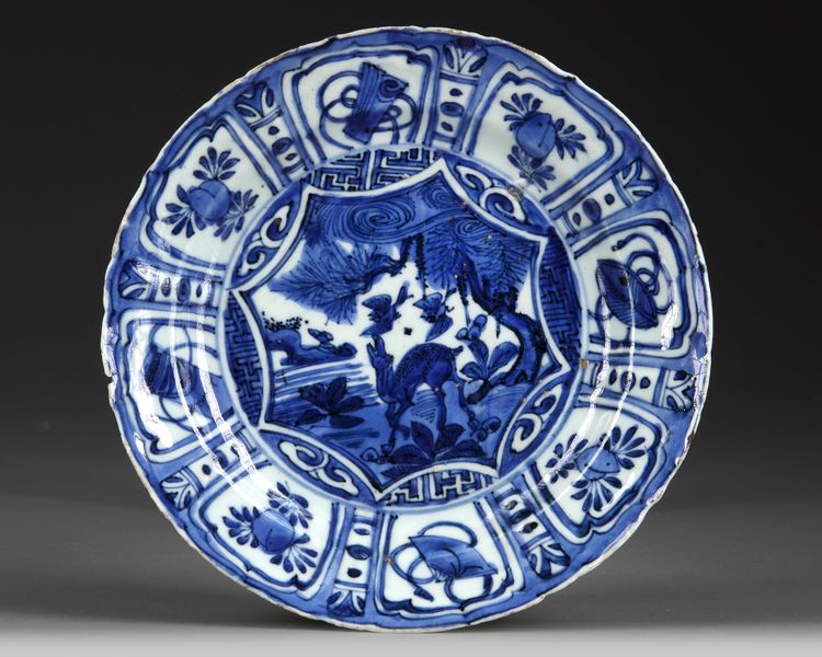 A CHINESE BLUE AND WHITE 'DEER' 'KRAAK PORCELAIN DISH, WANLI PERIOD (1572-1620)