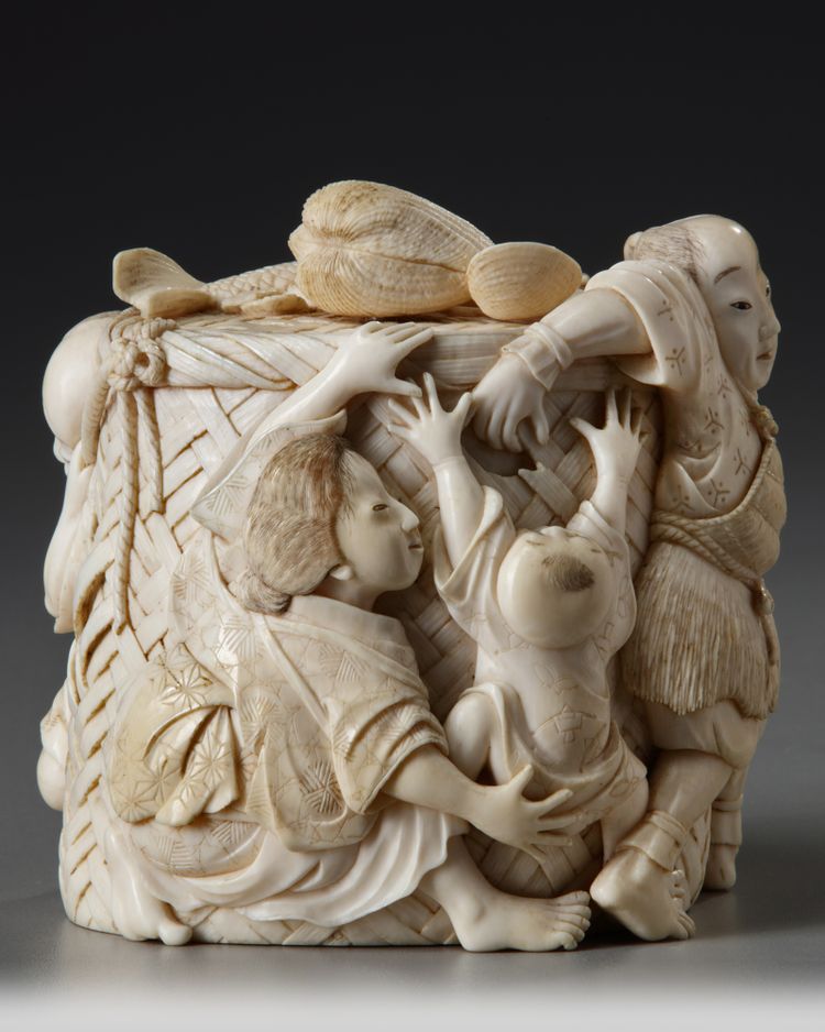 A JAPANESE  BOX AND COVER, MEIJI PERIOD (1868-1912)