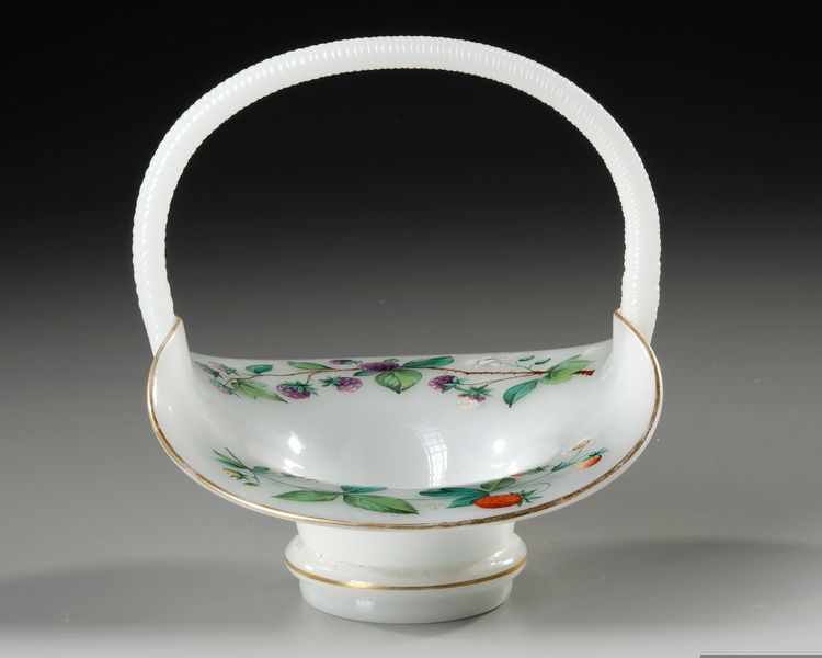 AN ENAMELLED OPALINE BONBONNIERE, FRANCE, MID 19TH CENTURY