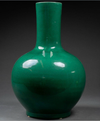 A GREEN VASE, CHINA, 20TH CENTURY