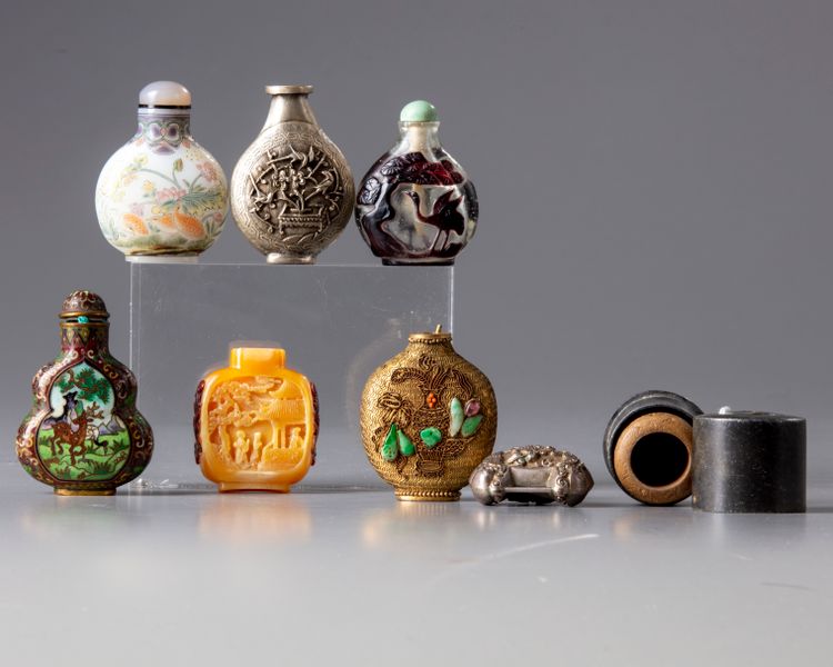 SEVEN CHINESE SNUFF BOTTLES AND ACCESSORIES
