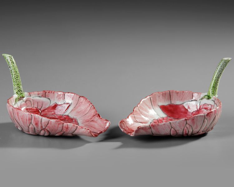 A PAIR OF CHINESE FAMILLE ROSE 'LOTUS' CUPS, 19TH-20TH CENTURY