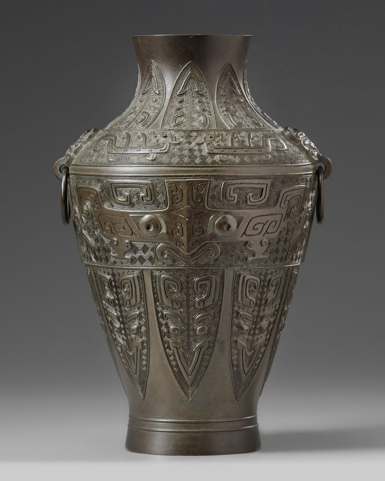 A JAPANESE BRONZE ARCHAISTIC VASE, TAISHO PERIOD (1912-1926), MARKED 'EISEI DO SAKU'