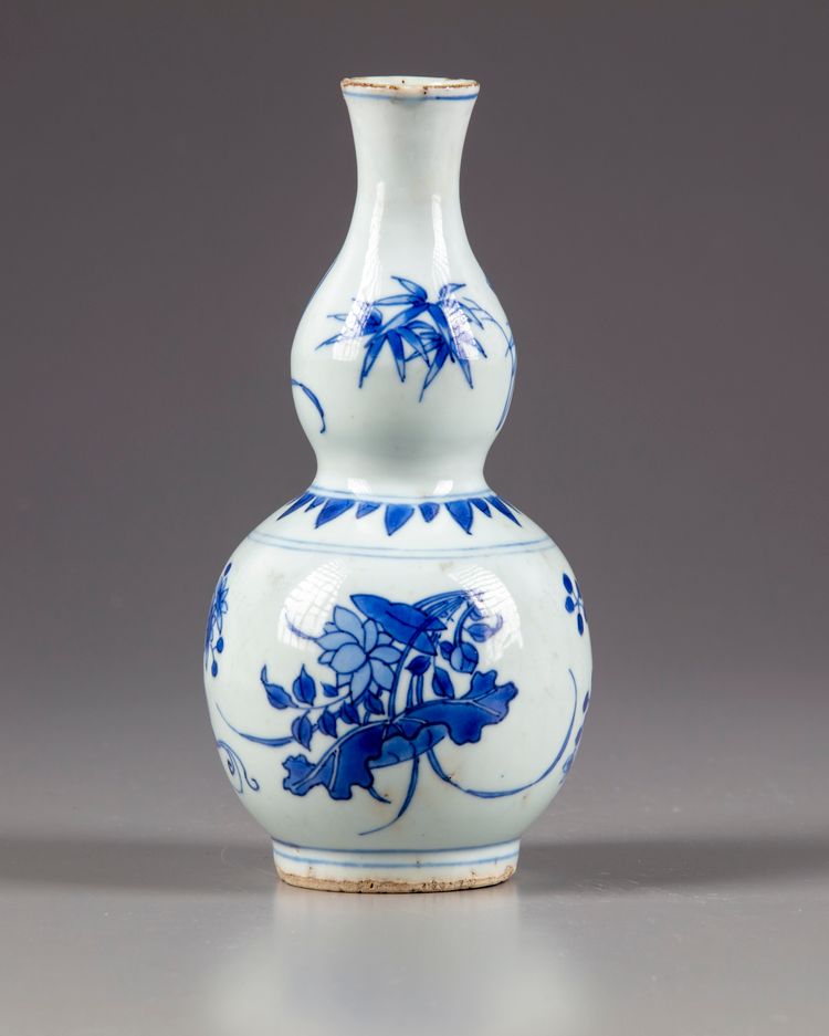 A blue and white double-gourd vase