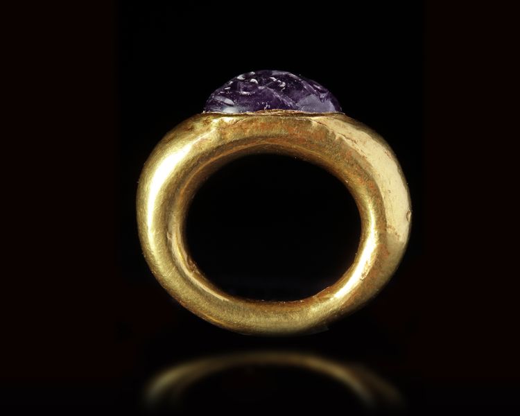 A ROMAN GOLD RING WITH AN AMETHYST CABOCHON INTAGLIO, 1ST CENTURY BC/AD