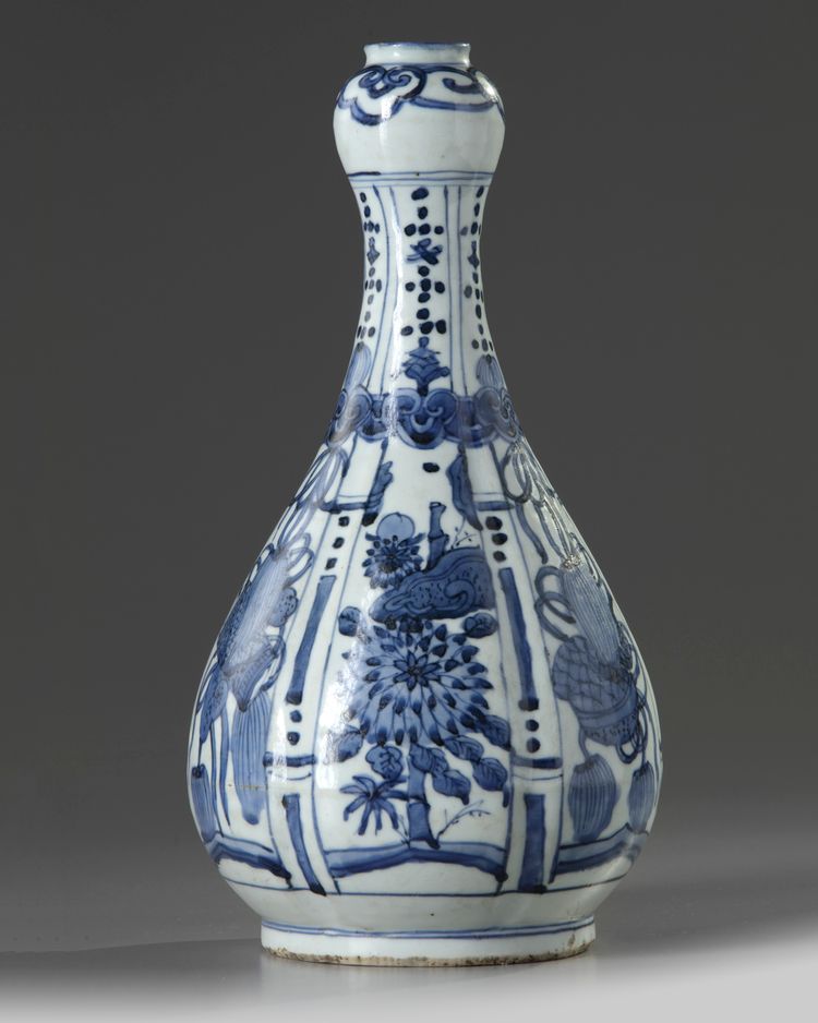 A Chinese blue and white garlic head vase