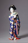 A JAPANESE KUTANI PORCELAIN FIGURE OF A GEISHA, SHOWA PERIOD, 1930's