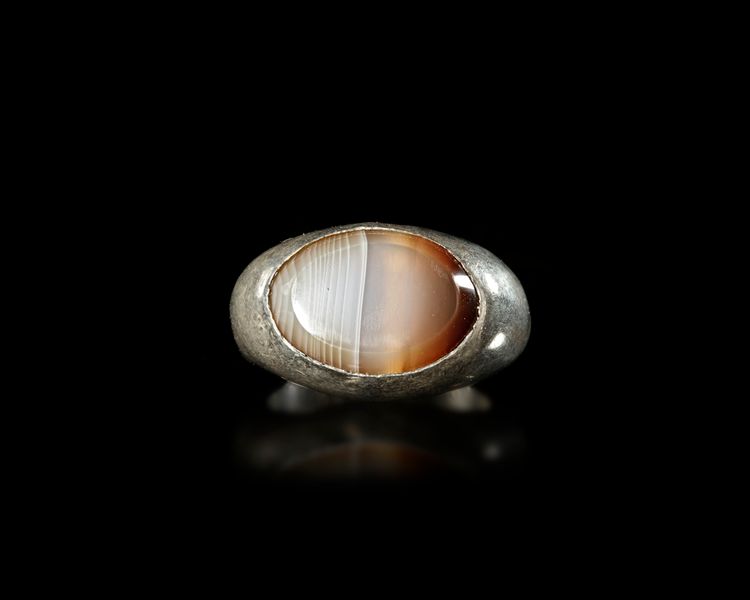 A SILVER RING WITH AGATE, 19TH CENTURY