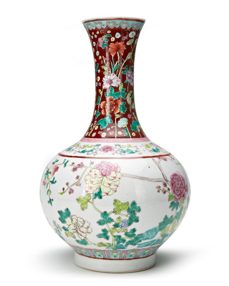A CHINESE FAMILLE ROSE BOTTLE VASE, 20TH CENTURY
