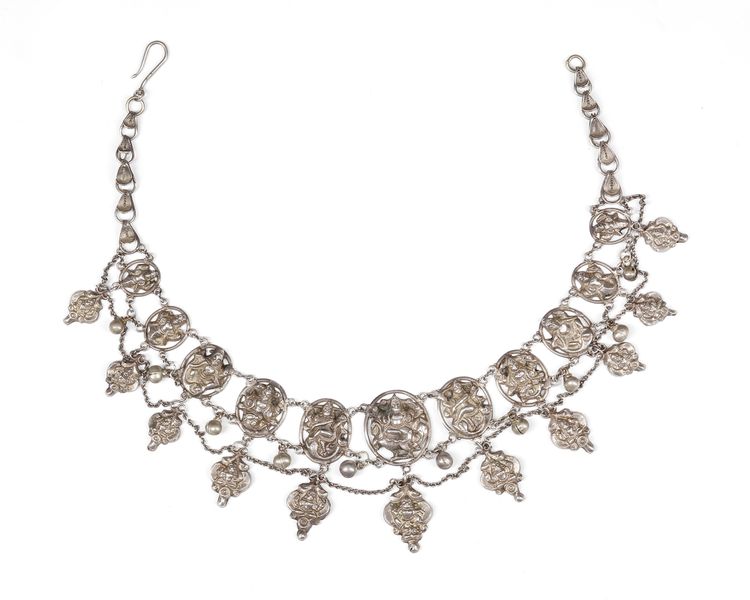A SILVER NECKLACE, INDIA, 20TH CENTURY