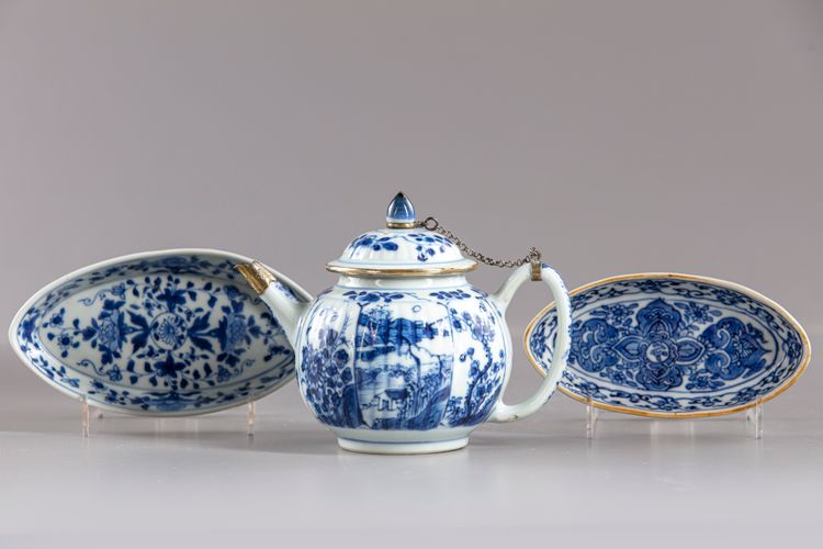 A Chinese blue and white teapot and two oval shaped trays