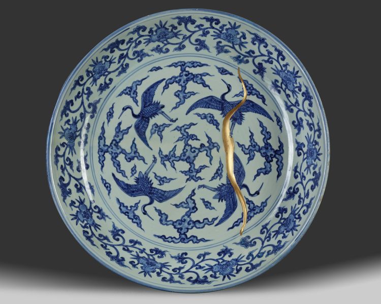 A LARGE CHINESE BLUE AND WHITE 'CRANES' CHARGER,MING DYNASTY (1368-1644)