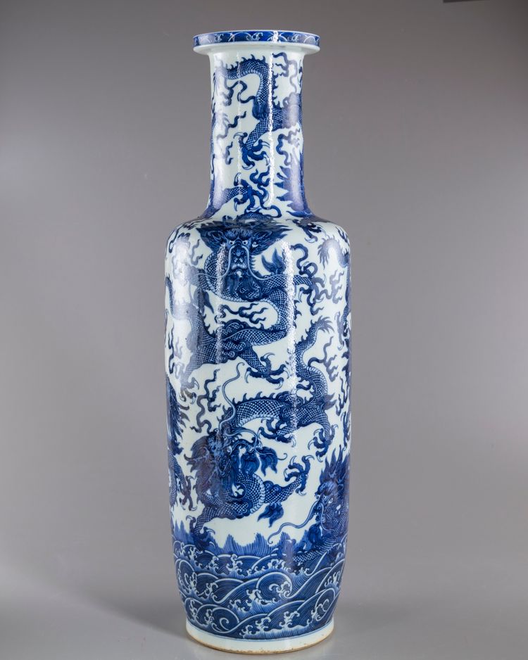 A LARGE CHINESE BLUE AND WHITE 'DRAGON' VASE 20TH CENTURY