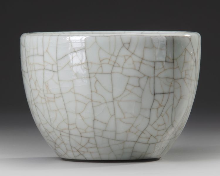 A CHINESE CRACKLE GLAZED BOWL, QING DYNASTY (1644-1911)