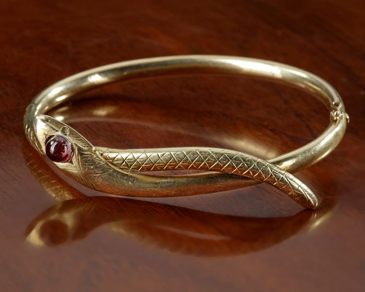 A 14 CARAT GOLD EUROPEAN 'SNAKE' BRACELET