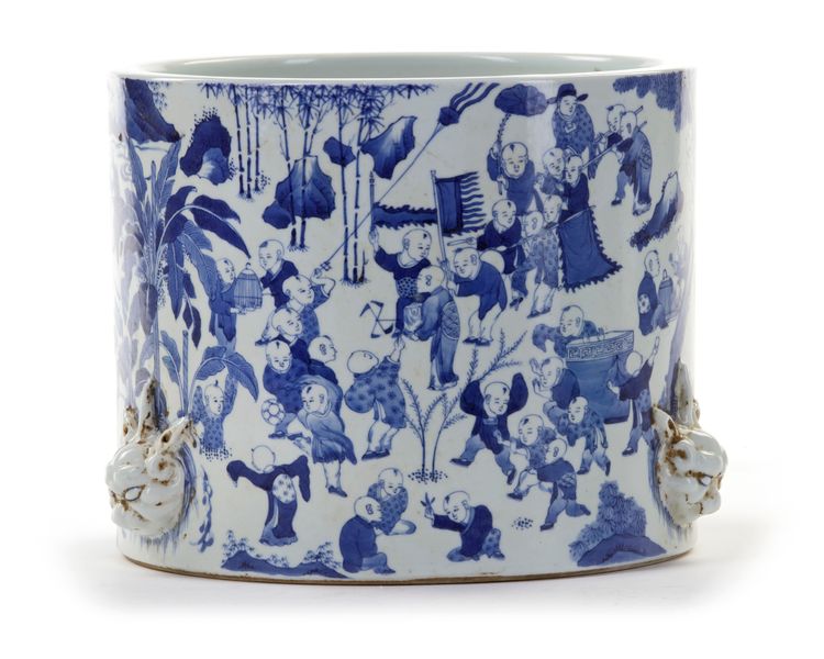 A CHINESE BLUE AND WHITE BRUSH POT