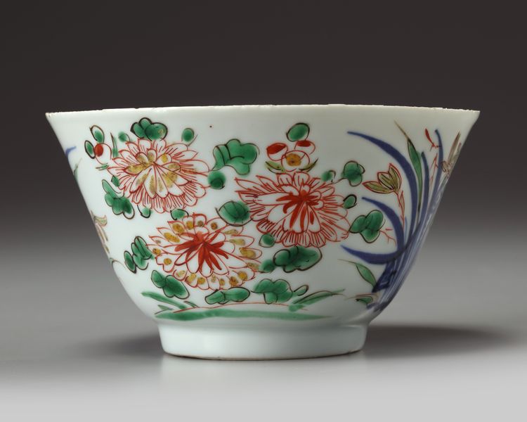 A CHINESE WUCAI 'FLORAL' BOWL, 17TH CENTURY