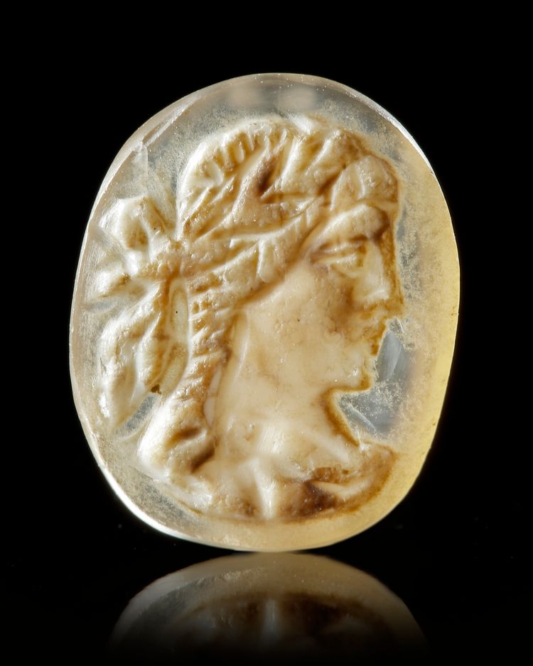 AN AGATE CAMEO OF A BUST OF APOLLO, 1ST/2ND CENTURY AD