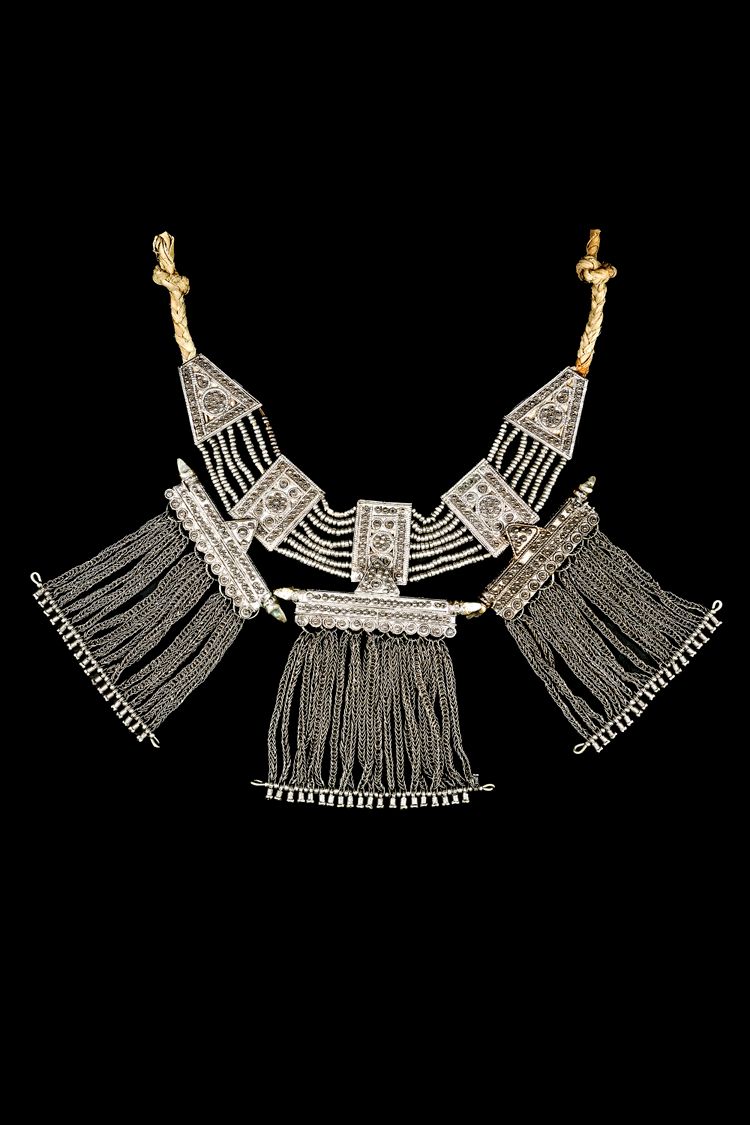 AN ISLAMIC SILVER NECKLACE, SAUDI ARABIA, 19TH CENTURY