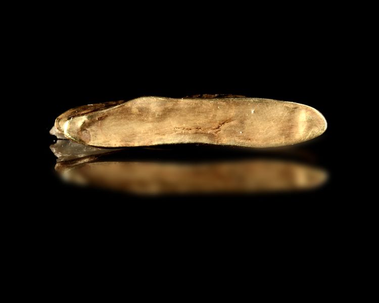 A TRANSLUCENT HARD STONE RAZOR MOUNTED IN A GOLD CAP