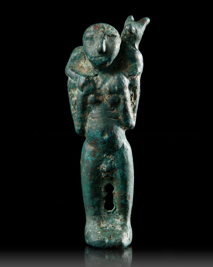 A WESTERN ASIATIC BRONZE STATUETTE OF MAN CARRYING AN ANIMAL, CIRCA 3RD MILLENNIUM B.C.