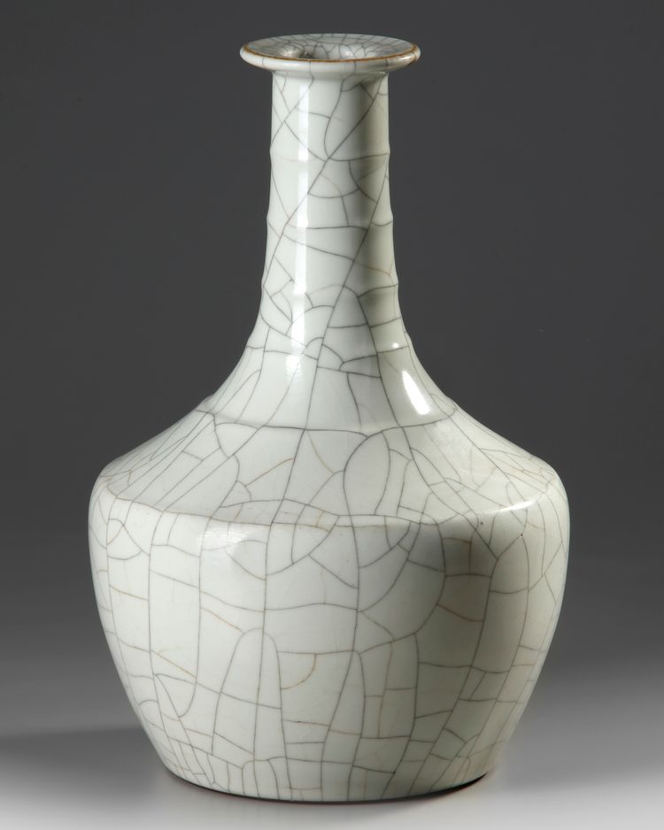 A CHINESE CELADON CRACKLE-GLAZED VASE, 19TH CENTURY