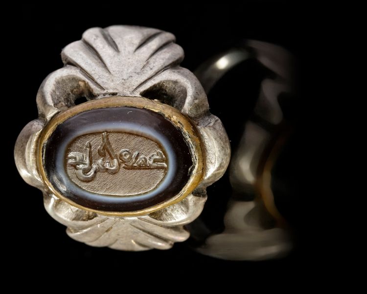 AN AGATE SEAL SILVER RING