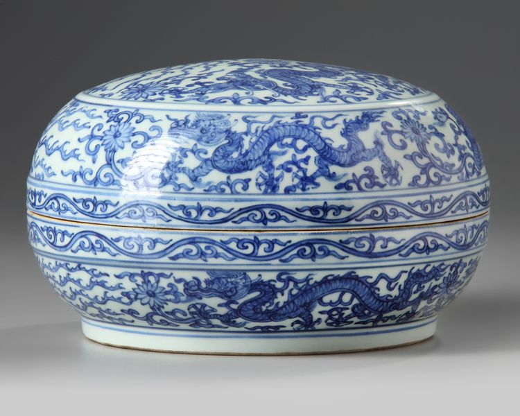 A Chinese blue and white box and cover