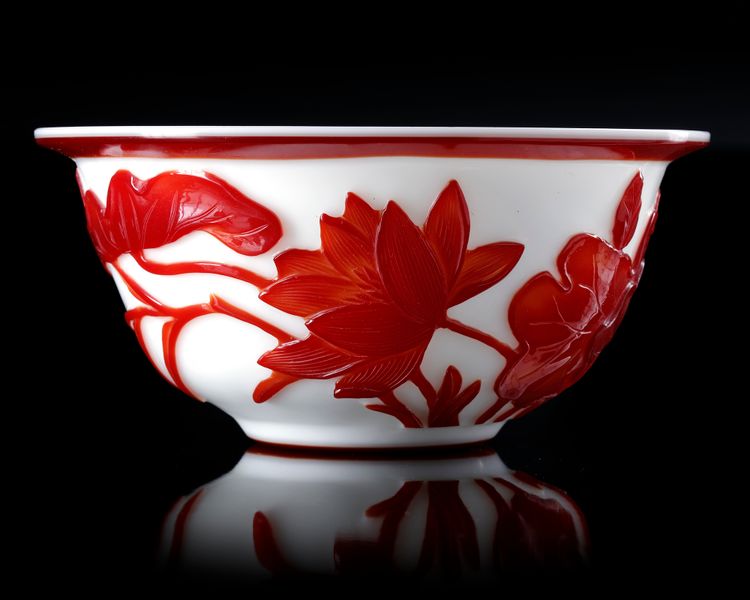A CHINESE CARVED OVERLAY GLASS FLOWERS BOWL, QING DYNASTY (1644-1911)