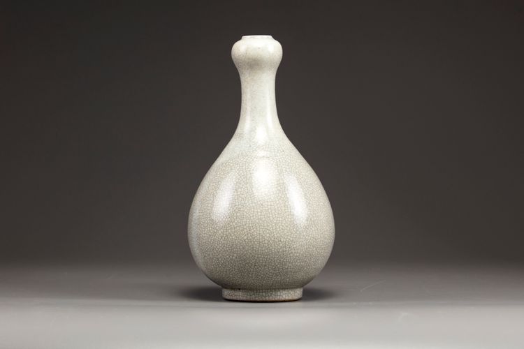 A Chinese crackle-glazed garlic head vase
