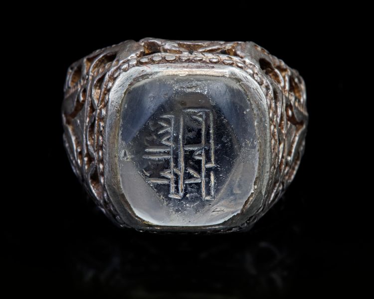 A CRYSTAL SEAL SILVER RING