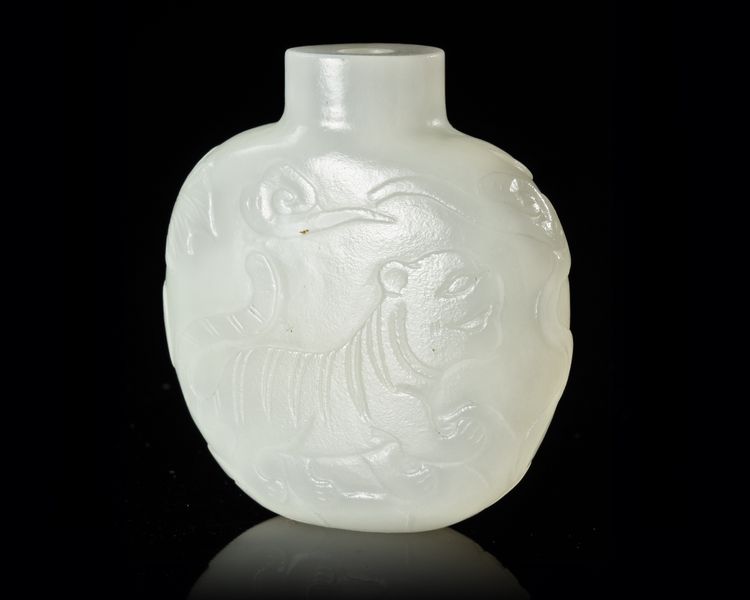 A CHINESE JADE CARVED SNUFF BOTTLE, 20TH CENTURY