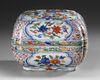 A CHINESE FAMILLE VERTE BOX AND COVER, QING DYNASTY (1644–1911)