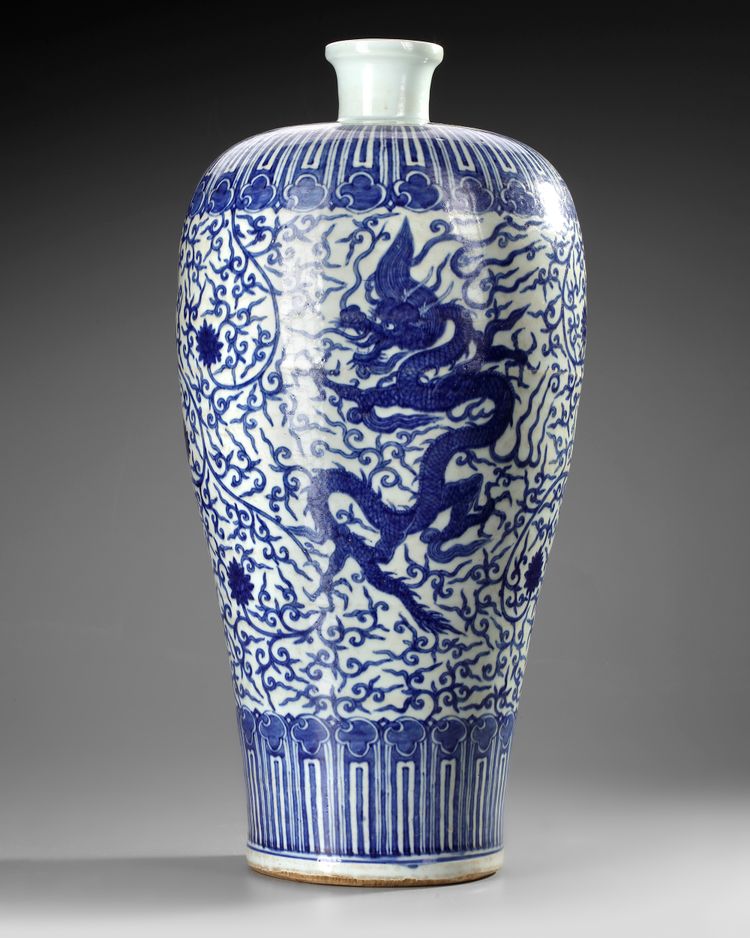 A MASSIVE BLUE AND WHITE ‘DRAGON’ VASE, MEIPING, WITH COVER