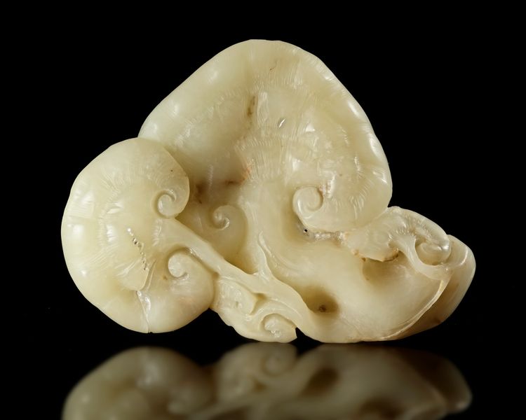A CHINESE JADE CARVING OF LINGZHI SPRIGS, 19TH-20TH CENTURY