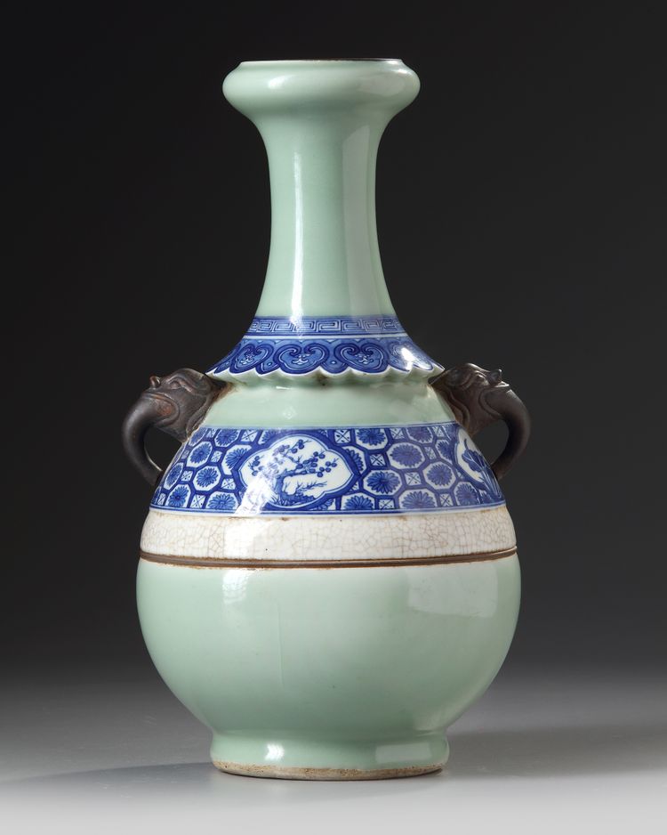 A CHINESE BLUE AND WHITE CELADON VASE, 19TH-20TH CENTURY