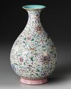 A CHINESE PEAR-SHAPED FAMILLE ROSE VASE, 19TH/20TH CENTURY