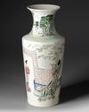 FAMILY ROSE VASE WITH FIGURES, 18TH/ 19TH CENTURY