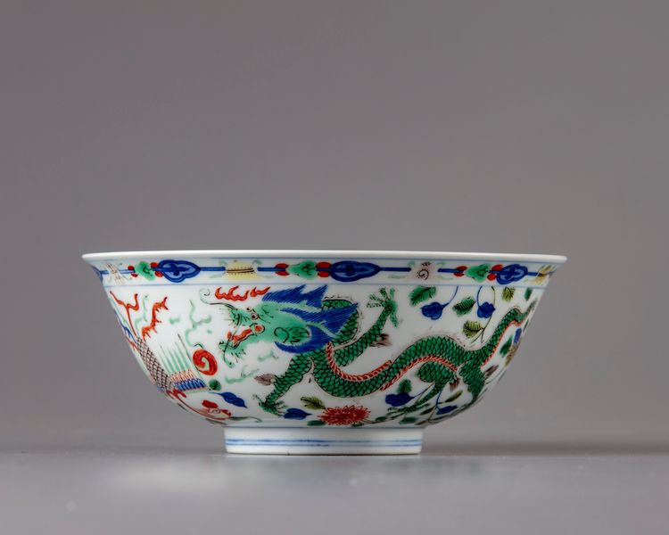 A wucai dragon and phoenix bowl