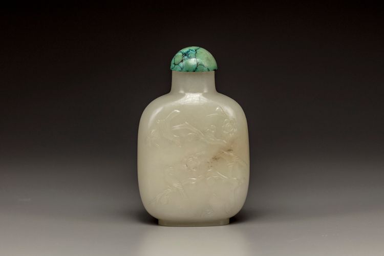 A white jade snuff bottle