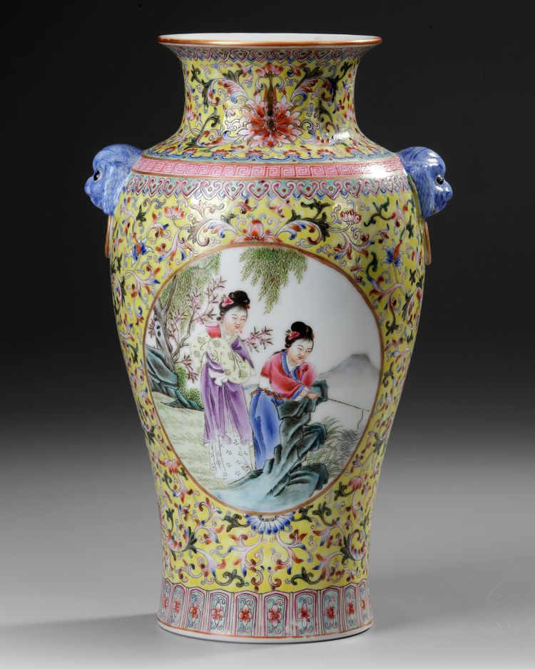 A CHINESE FAMILLE ROSE VASE – 20TH CENTURY