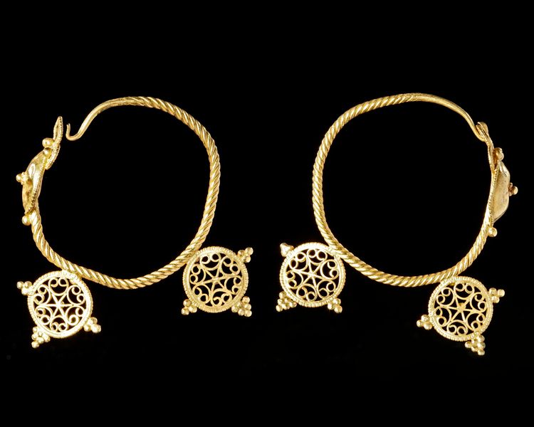 A PAIR OF BYZANTINE GOLD EARRINGS, CIRCA 6TH-7TH CENTURY A.D