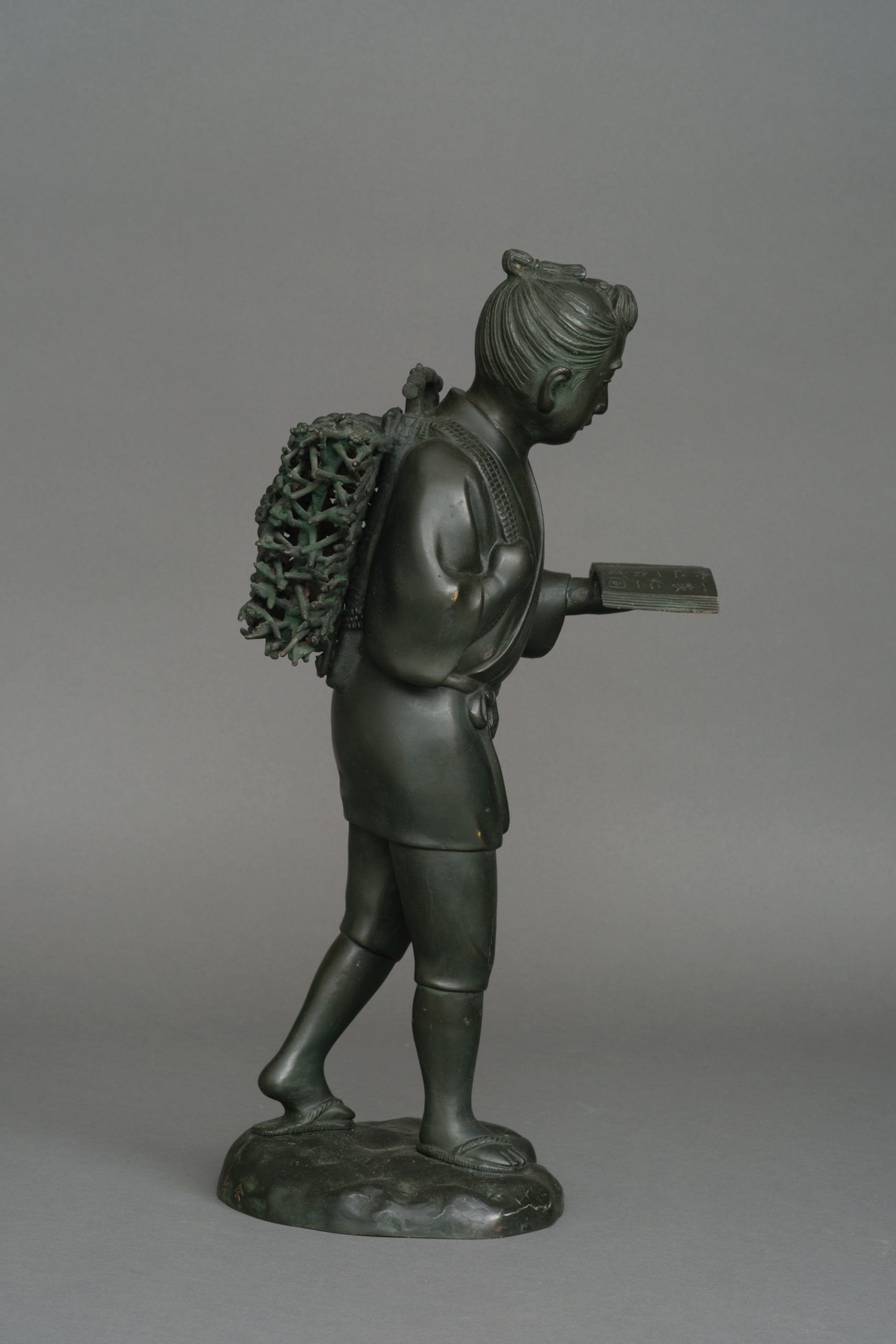 A BRONZE OKIMONO 置物 OF NINOMIYA SONTOKU 二宮 尊徳