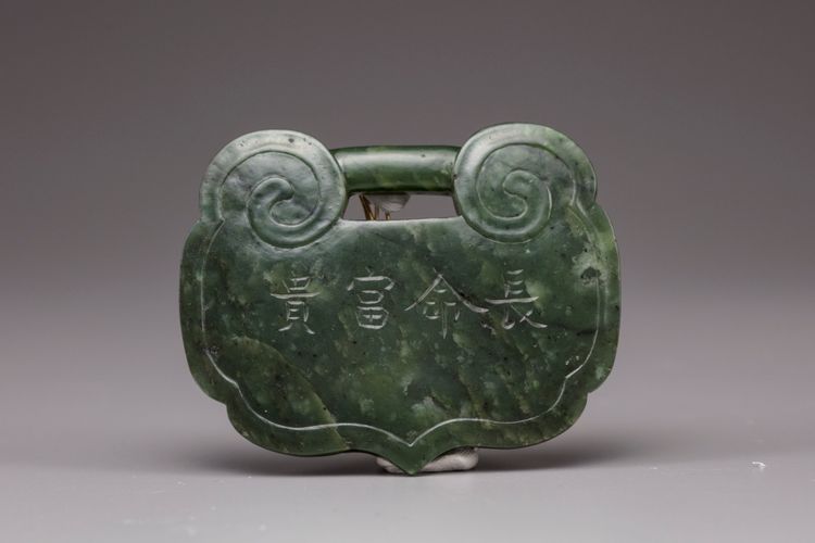 A spinach jade lock-shaped plaque