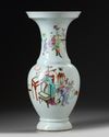 A CHINESE FAMILLE ROSE VASE, 19TH-20TH CENTURY